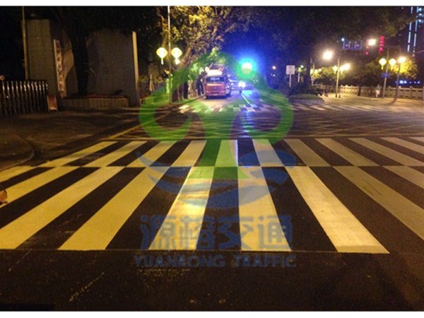 主動發(fā)光交通標志牌夜間助您駕駛順利